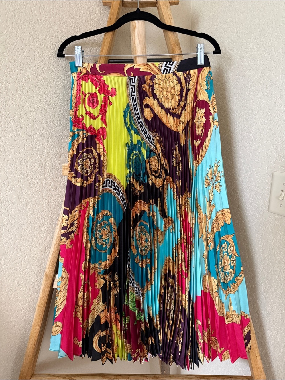 Versace, Montage-print knife-pleated skirt - Picture 6 of 10